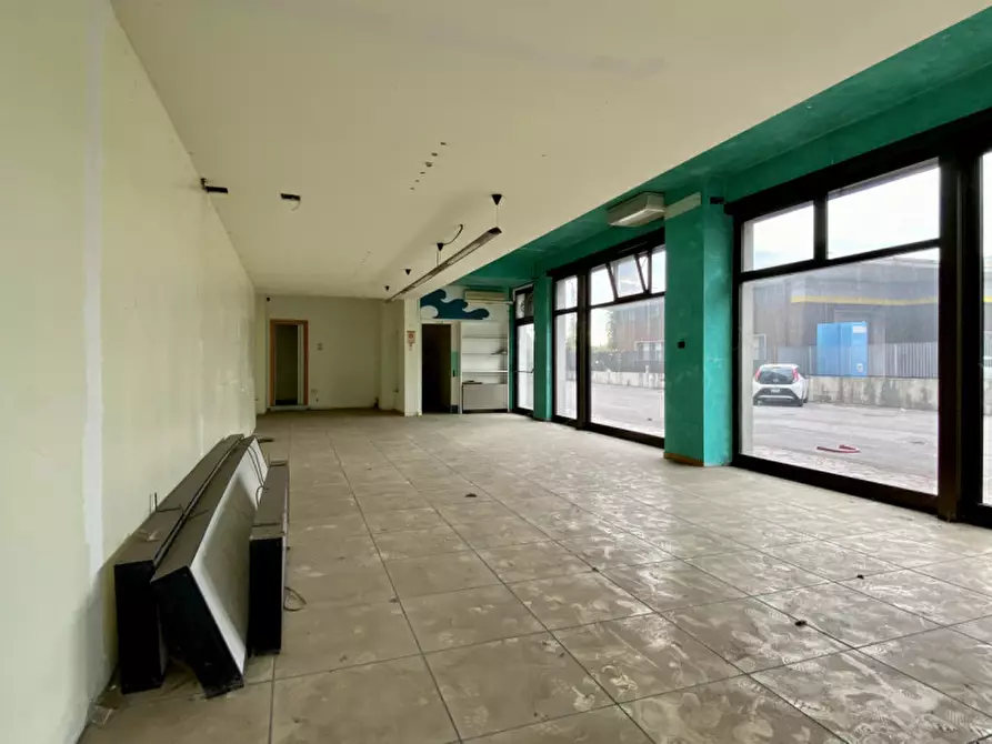Immagine 3 di Negozio in vendita  in Viale Milano, 108 a Vicenza