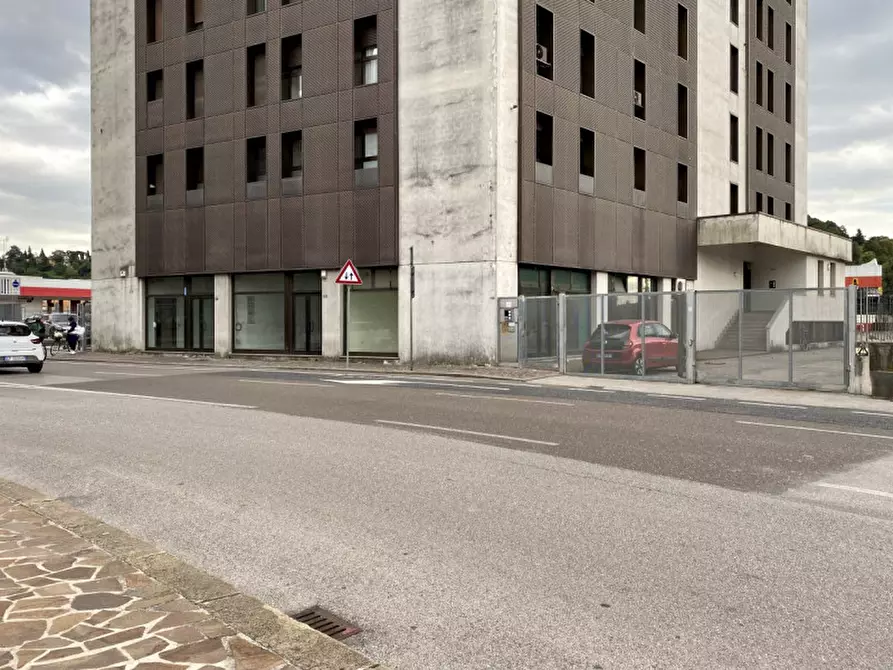Immagine 9 di Negozio in vendita  in Viale Milano, 108 a Vicenza