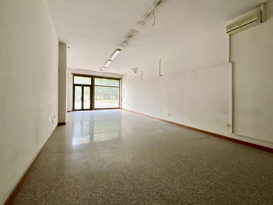 Immagine 1 di Negozio in vendita  in Viale Milano, 112 a Vicenza