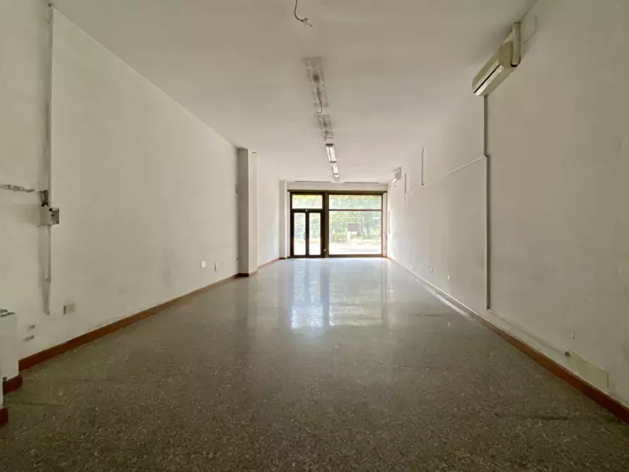 Immagine 2 di Negozio in vendita  in Viale Milano, 112 a Vicenza