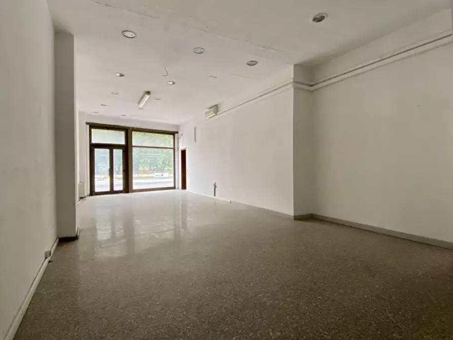 Immagine 2 di Negozio in vendita  in Viale Milano, 114 a Vicenza
