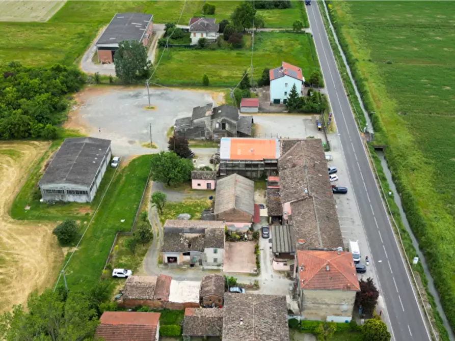 Immagine 2 di Attività commerciale in vendita  in via Colorno a Parma