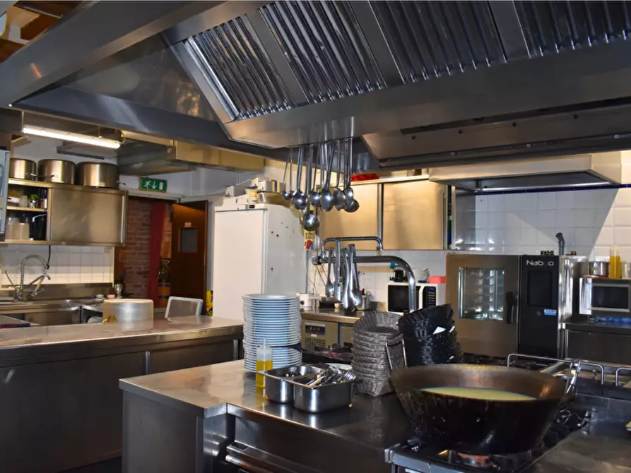 Immagine 28 di Attività commerciale in vendita  in via Colorno a Parma