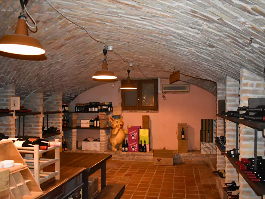 Immagine 61 di Attività commerciale in vendita  in via Colorno a Parma