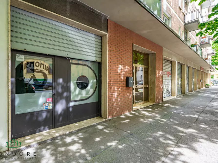 Immagine 1 di Negozio in vendita  in via Camillo Procaccini a Bologna