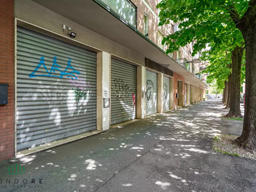 Immagine 3 di Negozio in vendita  in via Camillo Procaccini a Bologna