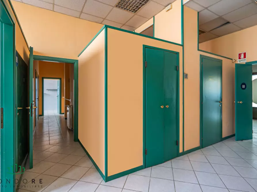 Immagine 7 di Negozio in vendita  in via Camillo Procaccini a Bologna