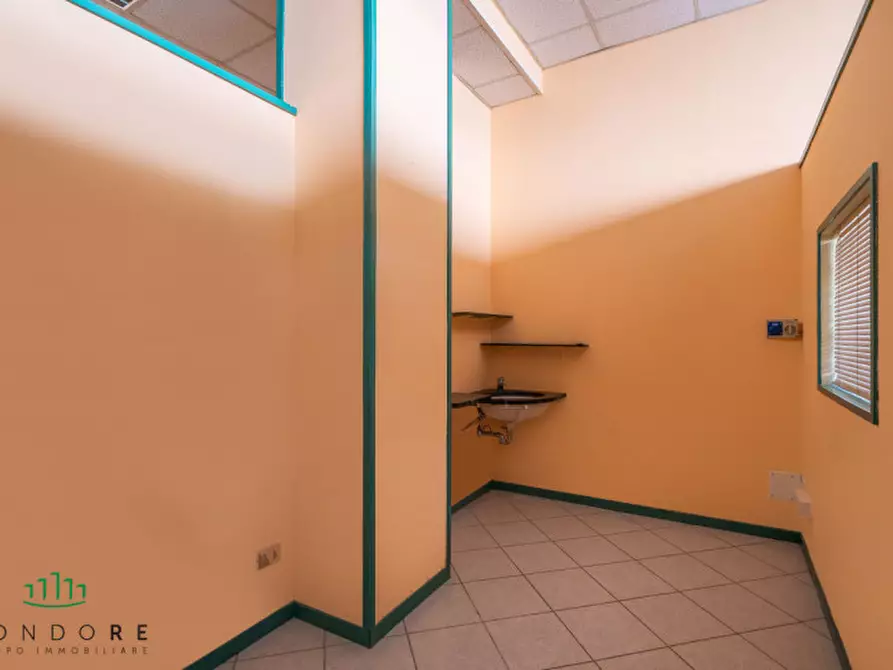 Immagine 11 di Negozio in vendita  in via Camillo Procaccini a Bologna