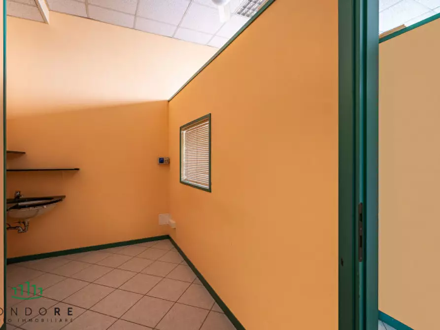 Immagine 12 di Negozio in vendita  in via Camillo Procaccini a Bologna