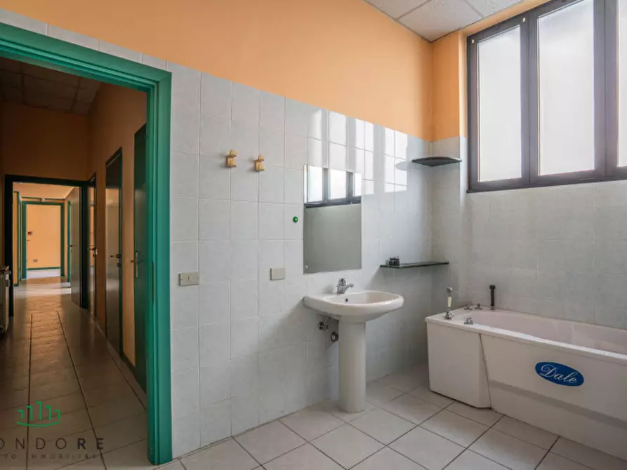 Immagine 14 di Negozio in vendita  in via Camillo Procaccini a Bologna