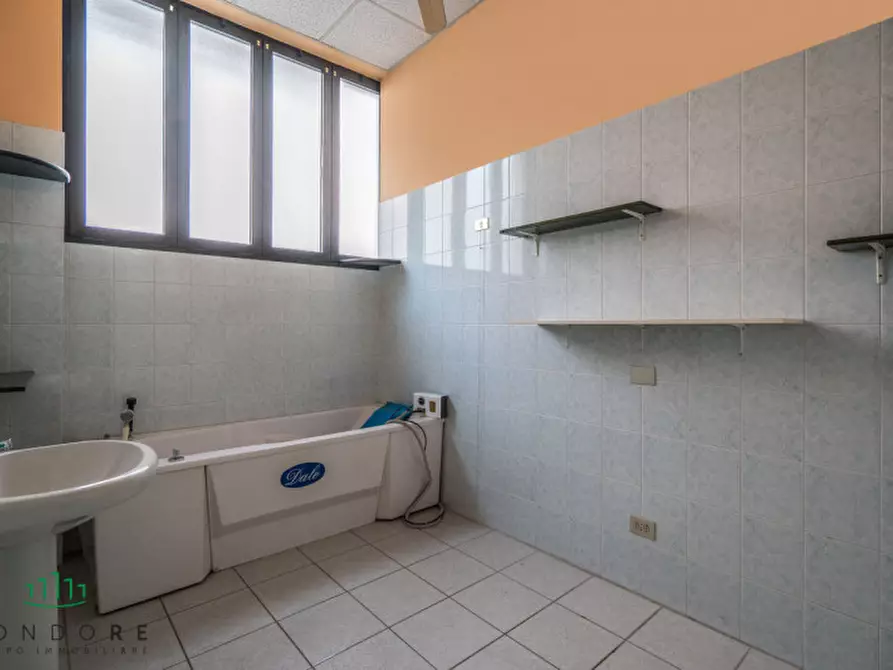 Immagine 16 di Negozio in vendita  in via Camillo Procaccini a Bologna