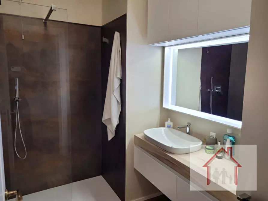 Immagine 10 di Attico in vendita  a Montebelluna