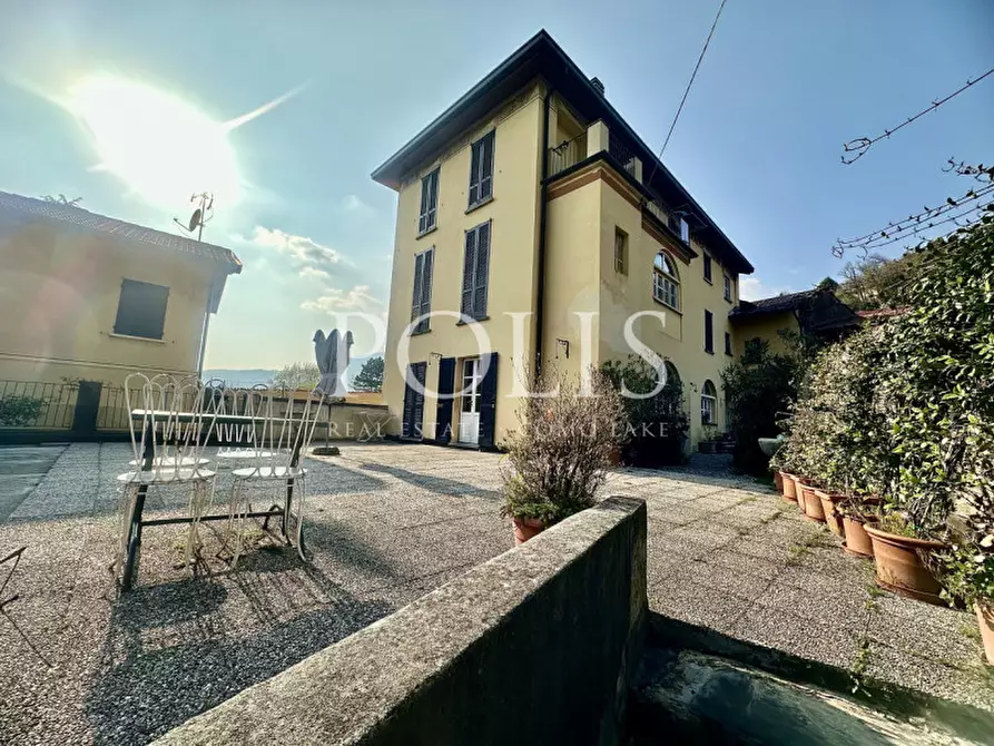 Immagine 1 di Villa in vendita  a Proserpio