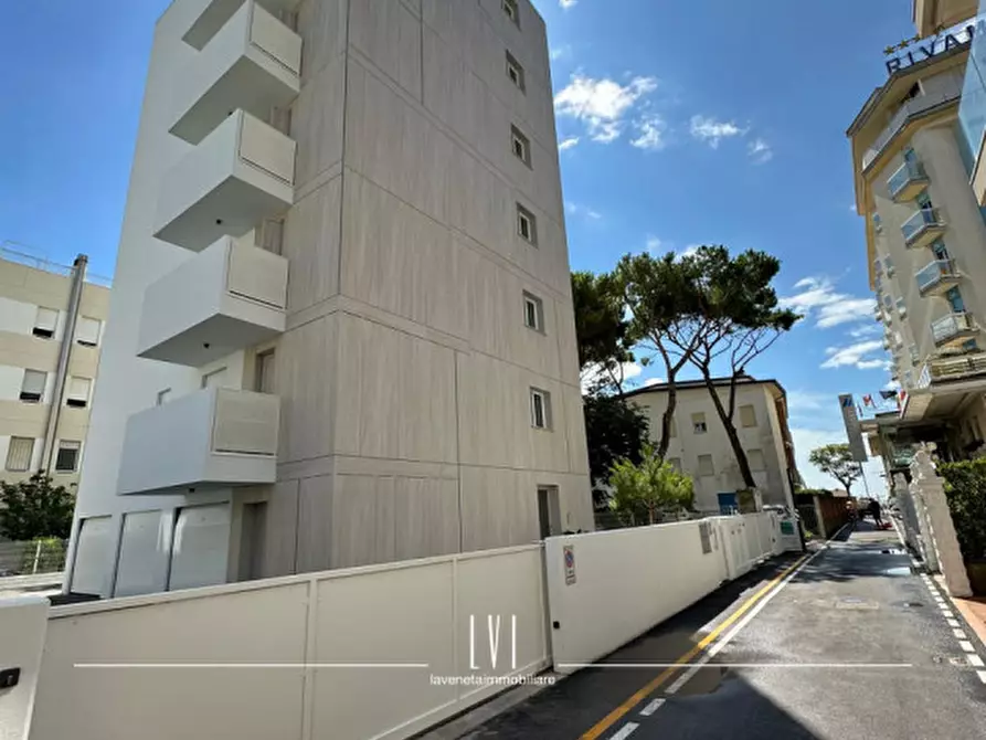 Immagine 1 di Appartamento in vendita  in via bafile 17° accesso al mare a Jesolo