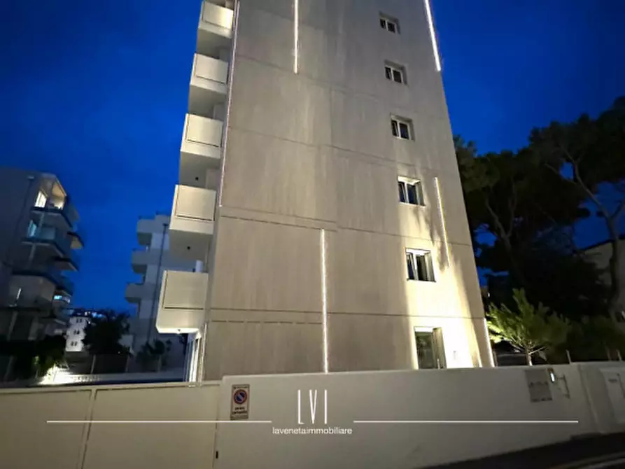 Immagine 2 di Appartamento in vendita  in via bafile 17° accesso al mare a Jesolo
