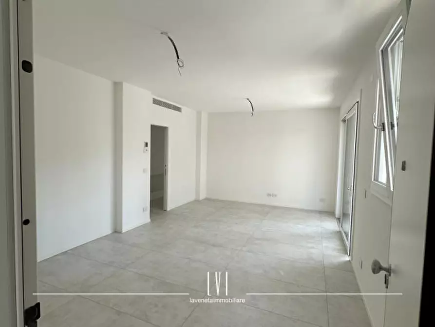 Immagine 3 di Appartamento in vendita  in via bafile 17° accesso al mare a Jesolo