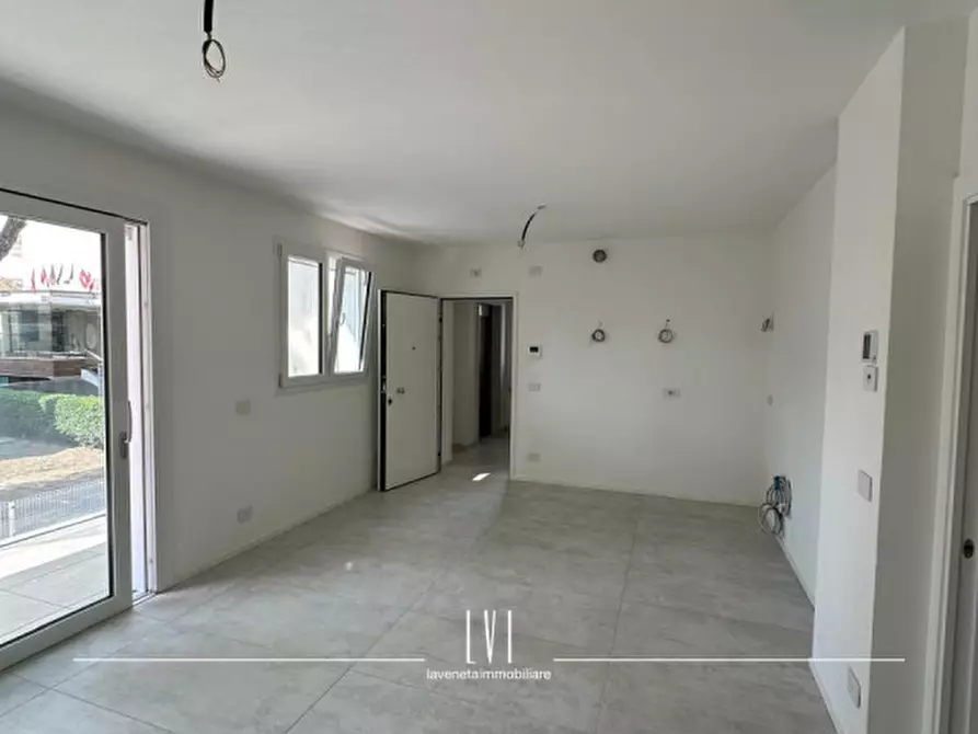 Immagine 4 di Appartamento in vendita  in via bafile 17° accesso al mare a Jesolo
