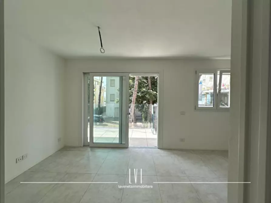 Immagine 5 di Appartamento in vendita  in via bafile 17° accesso al mare a Jesolo