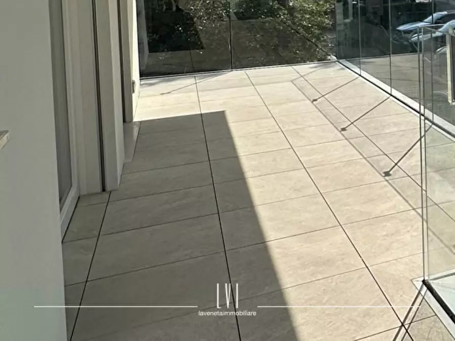 Immagine 7 di Appartamento in vendita  in via bafile 17° accesso al mare a Jesolo