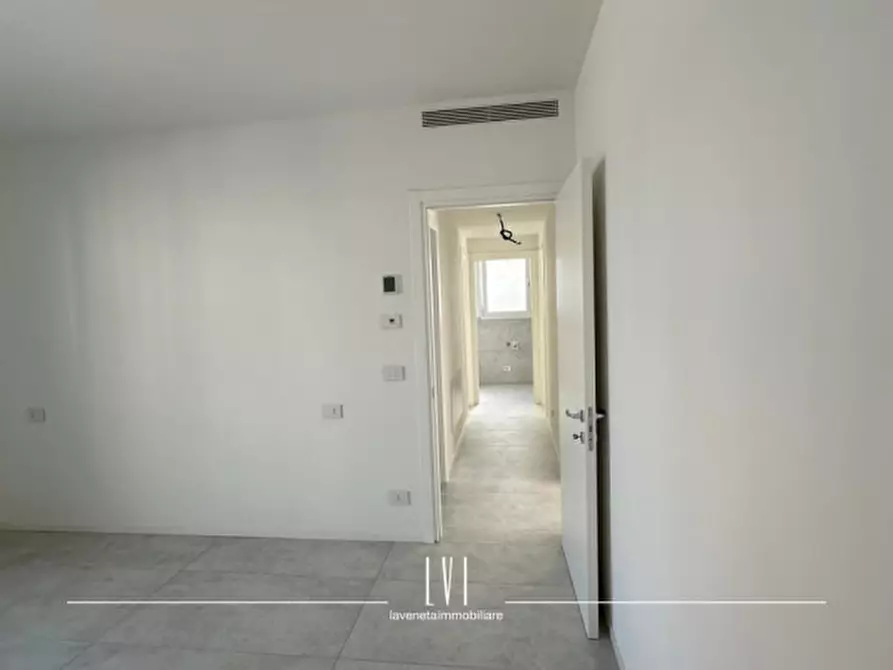 Immagine 10 di Appartamento in vendita  in via bafile 17° accesso al mare a Jesolo