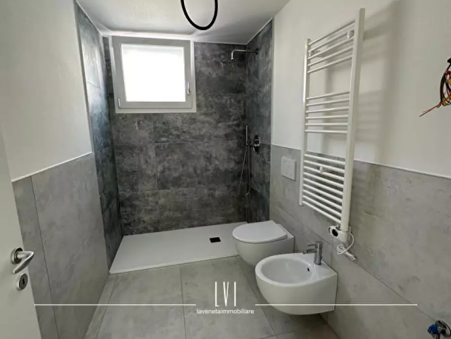 Immagine 11 di Appartamento in vendita  in via bafile 17° accesso al mare a Jesolo