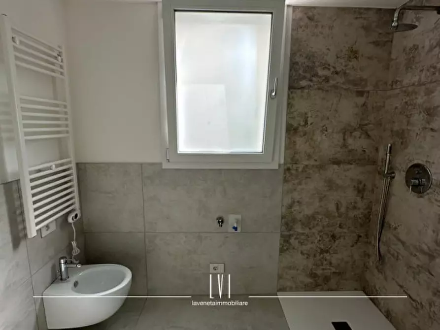 Immagine 12 di Appartamento in vendita  in via bafile 17° accesso al mare a Jesolo