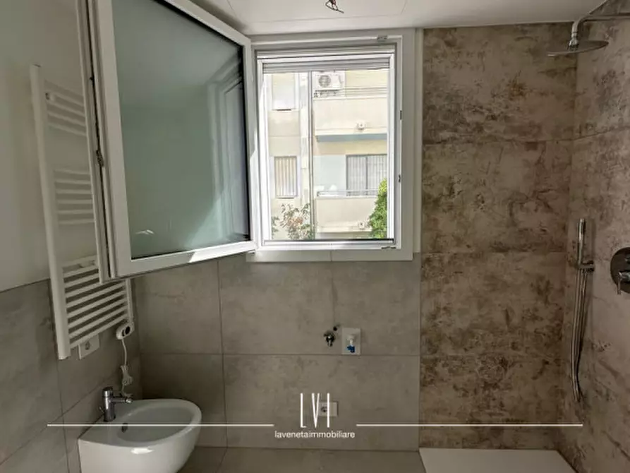 Immagine 13 di Appartamento in vendita  in via bafile 17° accesso al mare a Jesolo