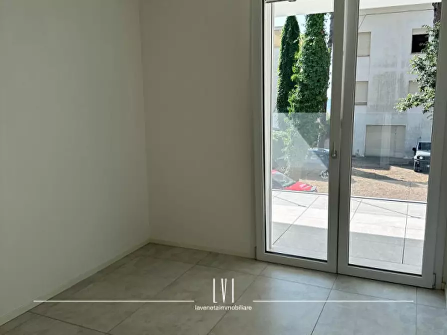 Immagine 15 di Appartamento in vendita  in via bafile 17° accesso al mare a Jesolo