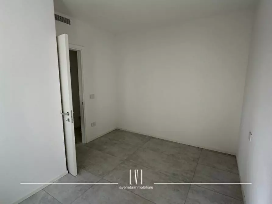 Immagine 16 di Appartamento in vendita  in via bafile 17° accesso al mare a Jesolo