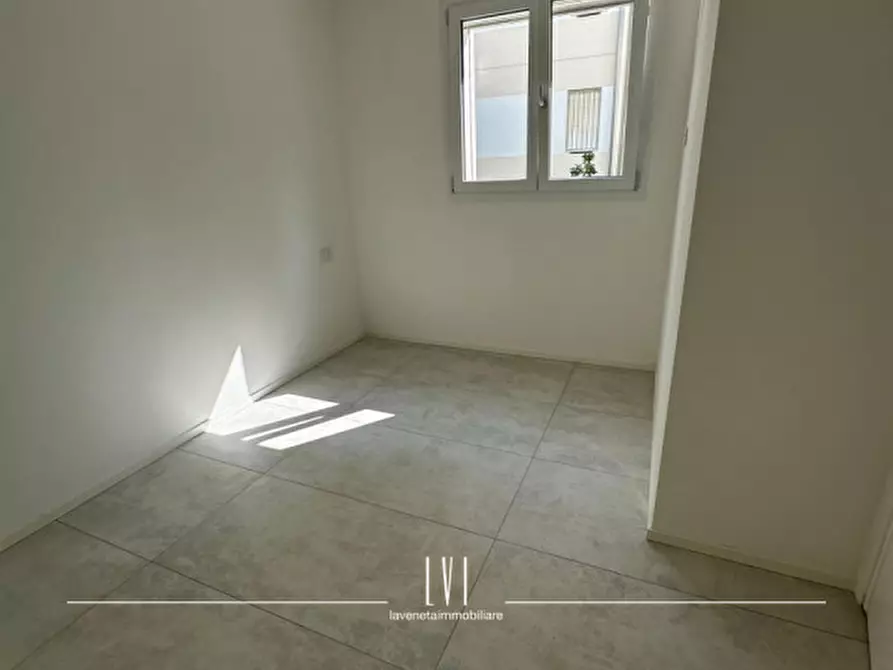 Immagine 17 di Appartamento in vendita  in via bafile 17° accesso al mare a Jesolo