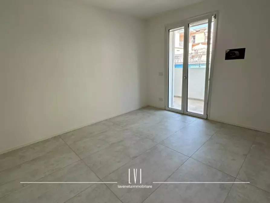 Immagine 19 di Appartamento in vendita  in via bafile 17° accesso al mare a Jesolo