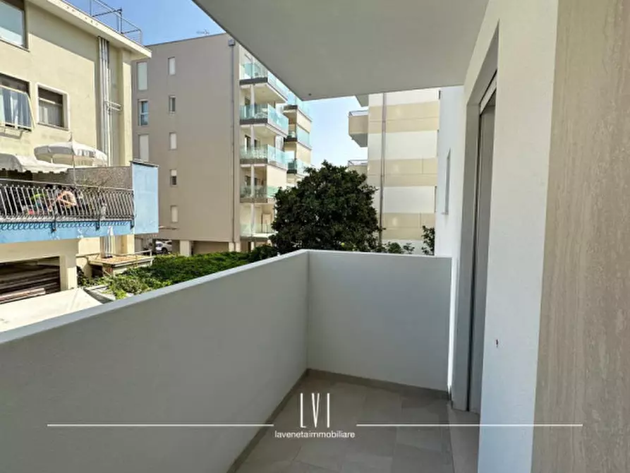 Immagine 20 di Appartamento in vendita  in via bafile 17° accesso al mare a Jesolo