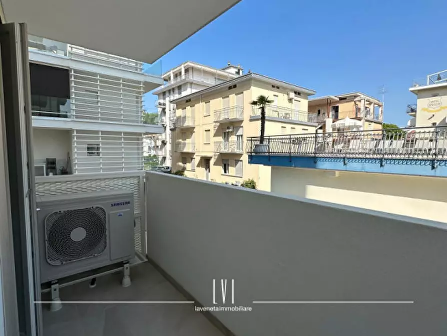 Immagine 22 di Appartamento in vendita  in via bafile 17° accesso al mare a Jesolo