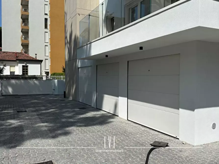 Immagine 23 di Appartamento in vendita  in via bafile 17° accesso al mare a Jesolo