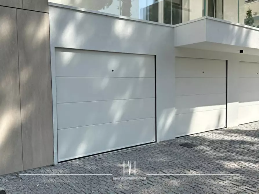 Immagine 24 di Appartamento in vendita  in via bafile 17° accesso al mare a Jesolo