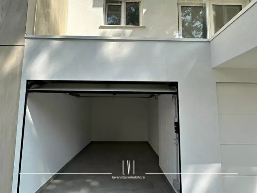 Immagine 25 di Appartamento in vendita  in via bafile 17° accesso al mare a Jesolo