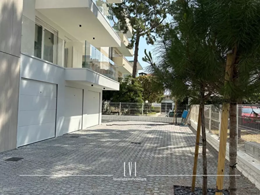 Immagine 27 di Appartamento in vendita  in via bafile 17° accesso al mare a Jesolo