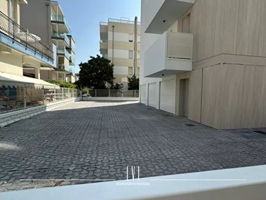 Immagine 28 di Appartamento in vendita  in via bafile 17° accesso al mare a Jesolo