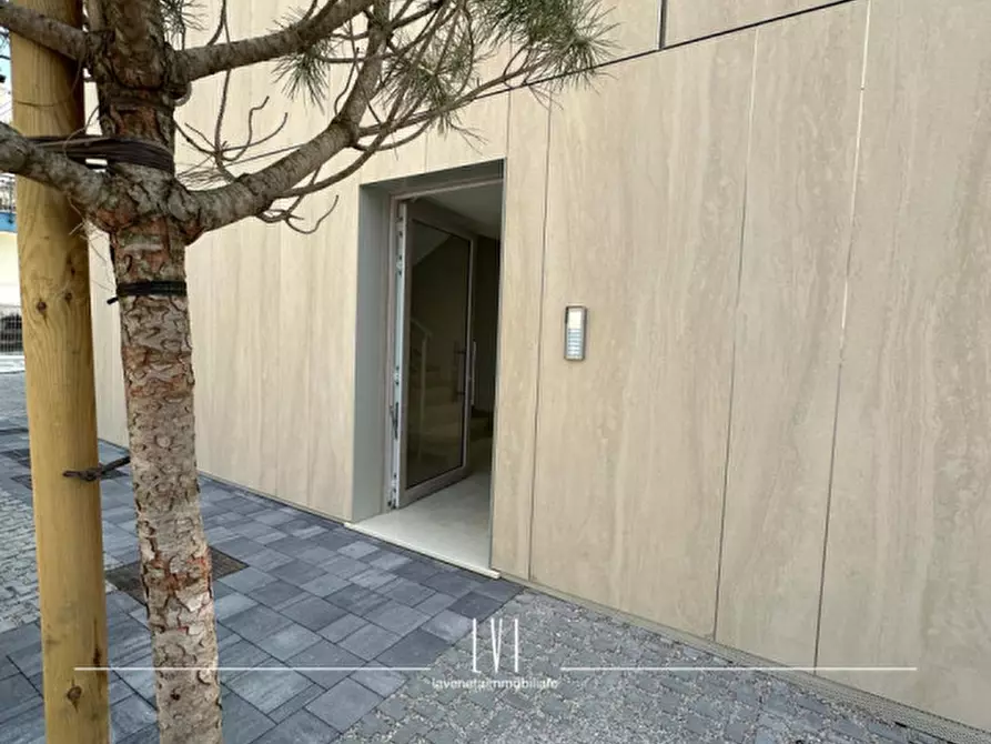 Immagine 29 di Appartamento in vendita  in via bafile 17° accesso al mare a Jesolo