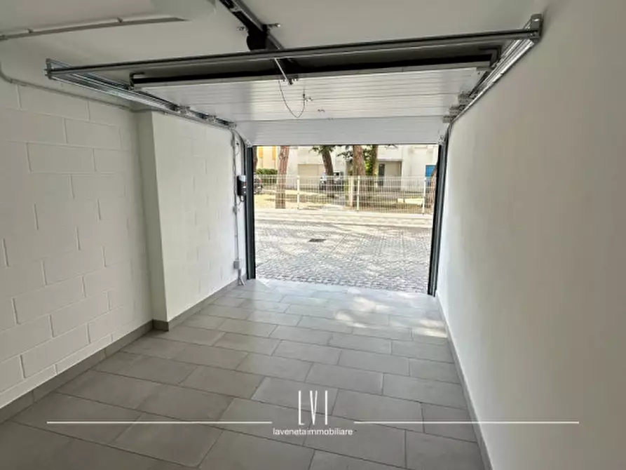 Immagine 30 di Appartamento in vendita  in via bafile 17° accesso al mare a Jesolo