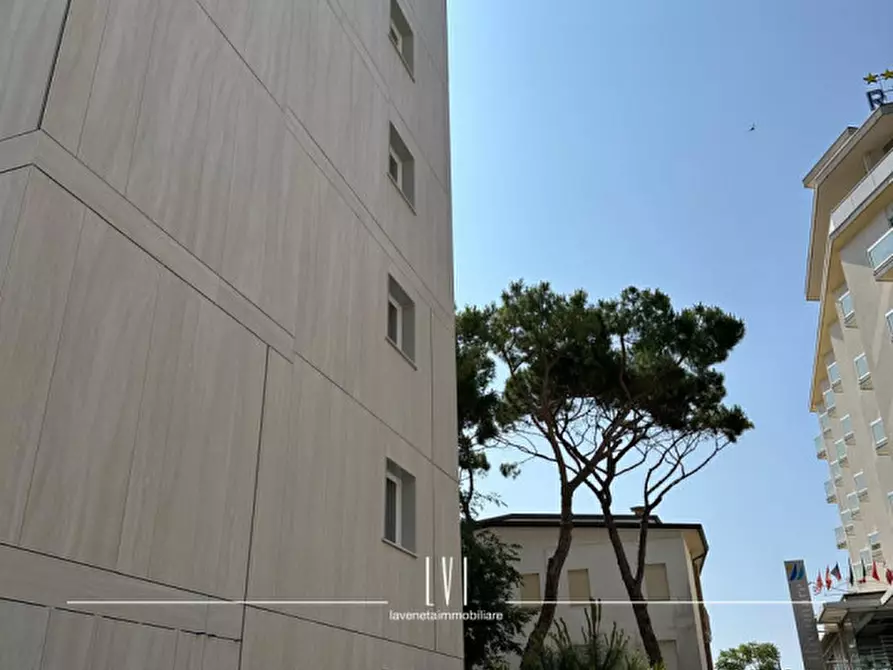 Immagine 31 di Appartamento in vendita  in via bafile 17° accesso al mare a Jesolo