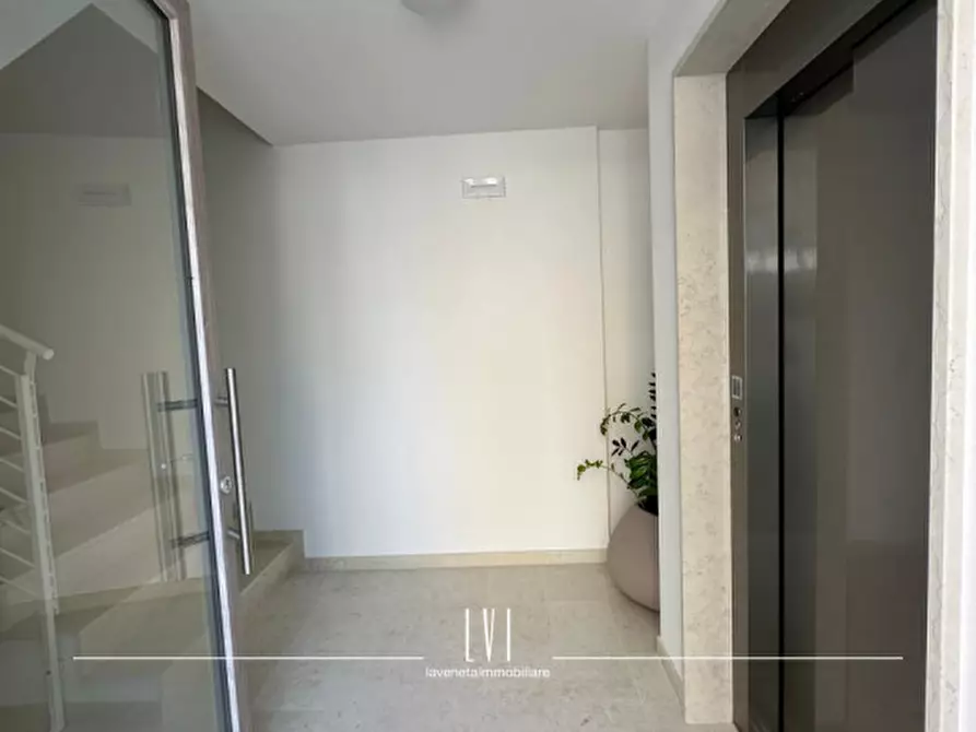 Immagine 33 di Appartamento in vendita  in via bafile 17° accesso al mare a Jesolo