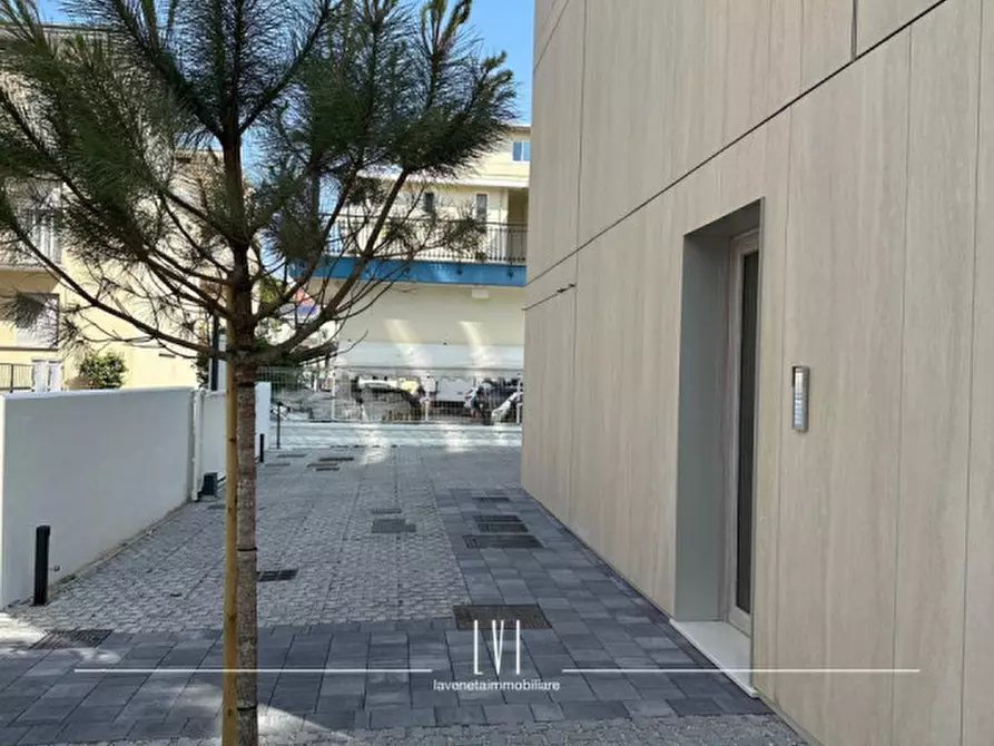 Immagine 34 di Appartamento in vendita  in via bafile 17° accesso al mare a Jesolo