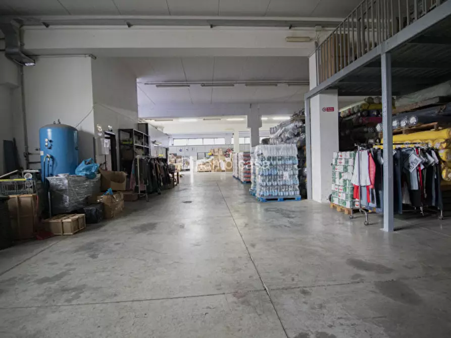 Immagine 3 di Magazzino in vendita  in Via Lombarda a Carmignano