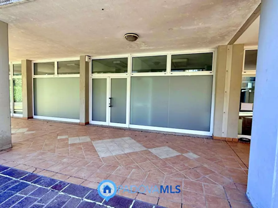 Immagine 1 di Negozio in vendita  in Via Giovanni Duprè a Padova