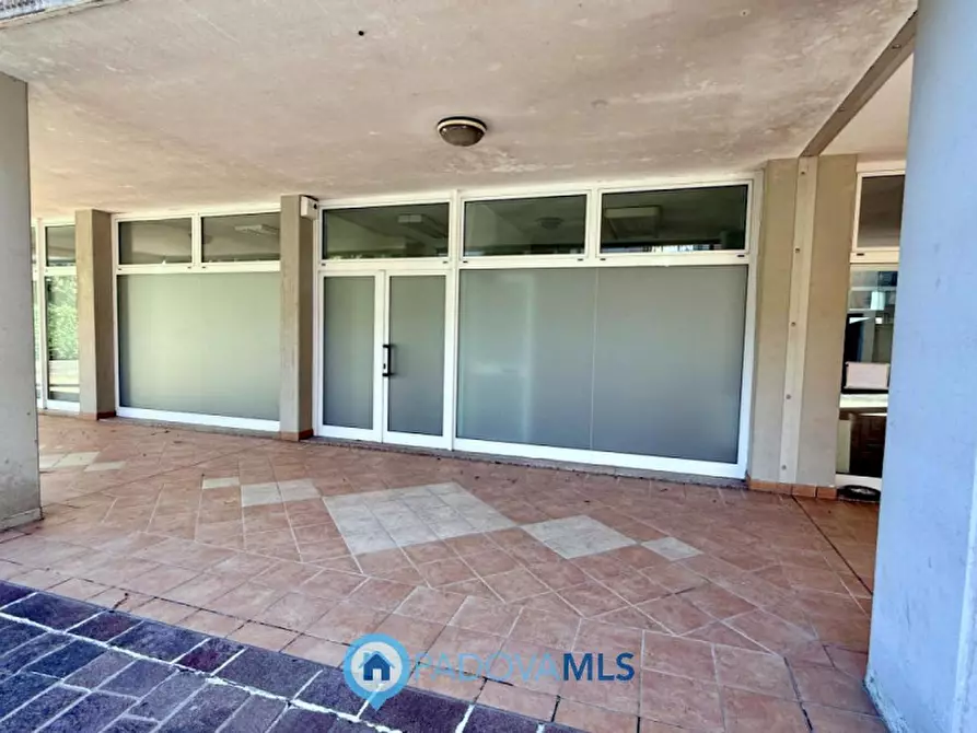 Immagine 3 di Negozio in vendita  in Via Giovanni Duprè a Padova