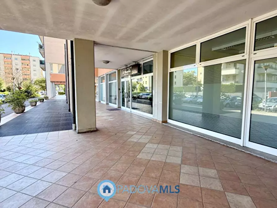 Immagine 4 di Negozio in vendita  in Via Giovanni Duprè a Padova