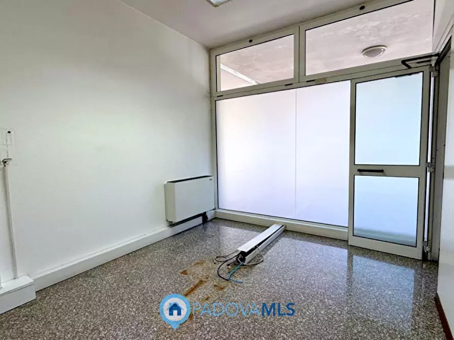 Immagine 9 di Negozio in vendita  in Via Giovanni Duprè a Padova