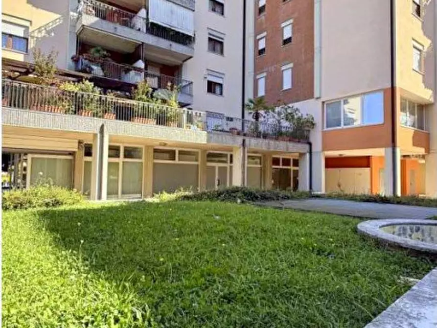 Immagine 14 di Negozio in vendita  in Via Giovanni Duprè a Padova