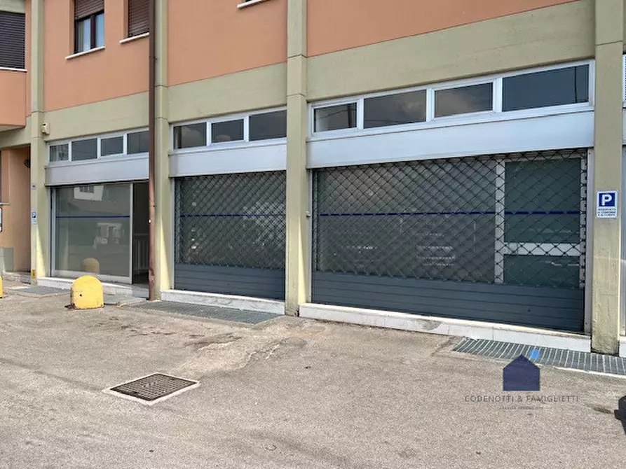 Immagine 1 di Negozio in affitto  in Via Cesare Battisti a Montichiari
